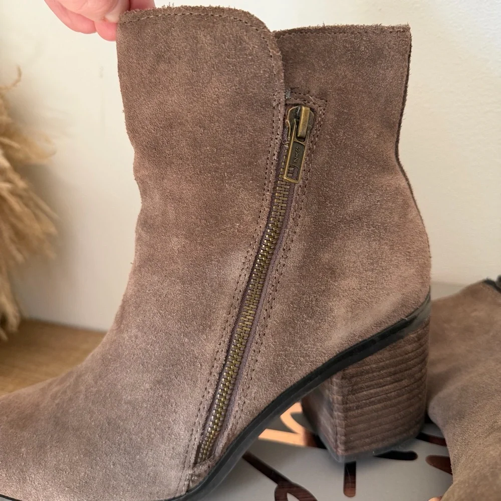 Crown Vintage Suede Dark Taupe Heeled Ankle Boots Size 8.5